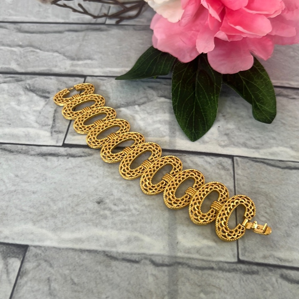 Vintage Trifari crown gold tone filigree oval bracelet 7”